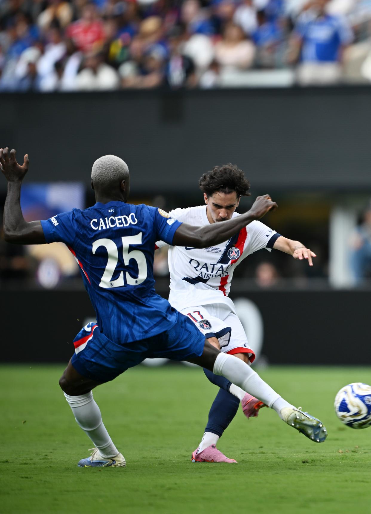 爱游戏新游榜单包含Ming回归赛场，绝杀首场状态亮眼，巴黎圣日耳曼观众沸腾！的词条