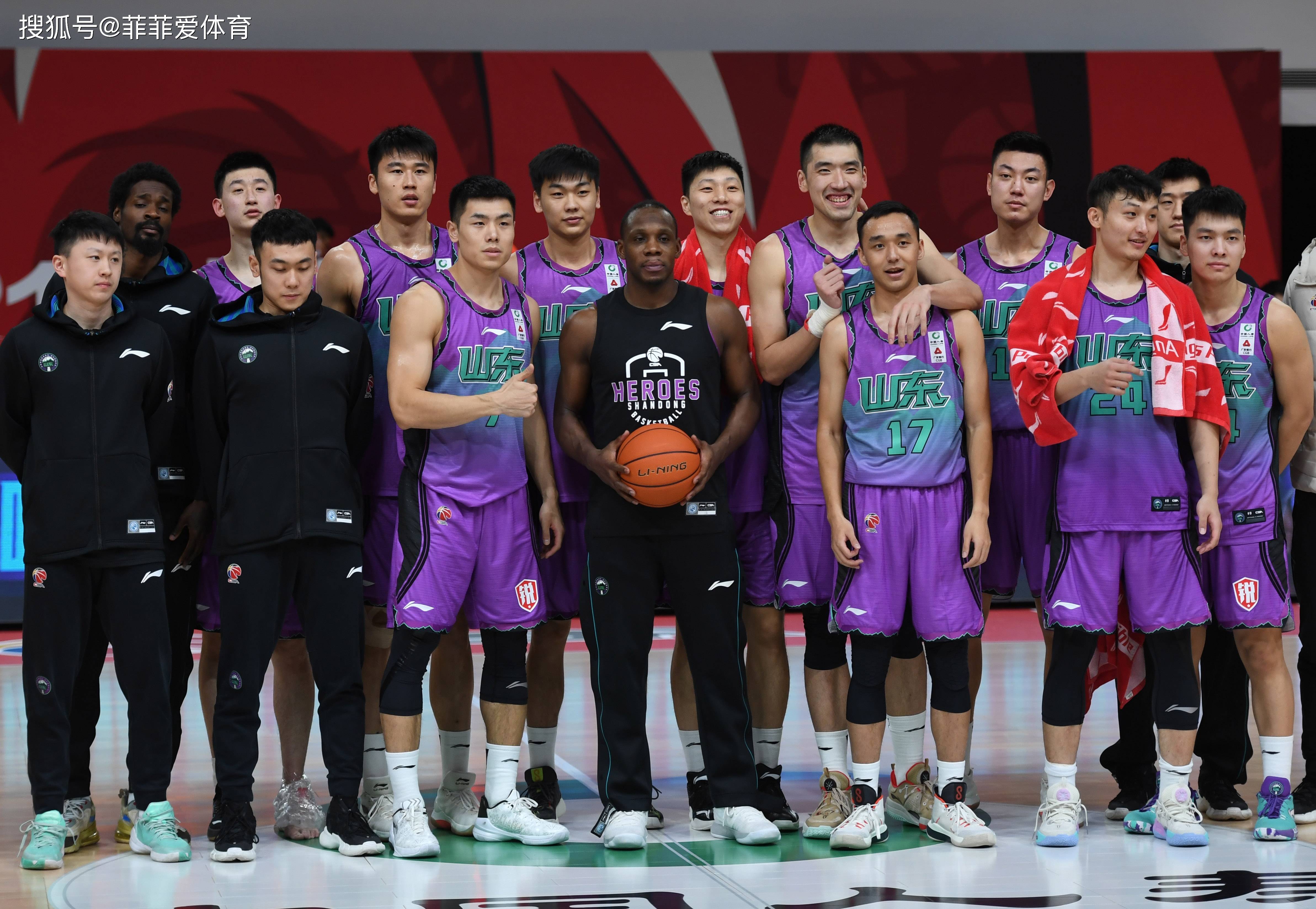 爱游戏APP推荐山东男篮发布备战花絮；窗口期防线松动；德甲任务艰巨；临场指挥获称赞的简单介绍