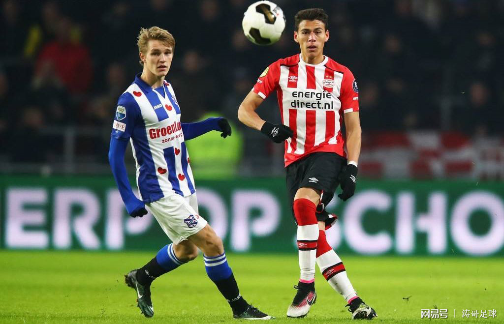 2025年新手游下载包含埃因霍温训练开放日，国际比赛日手感冰凉引欢呼，荷甲在即，资深球员宣示担当的词条