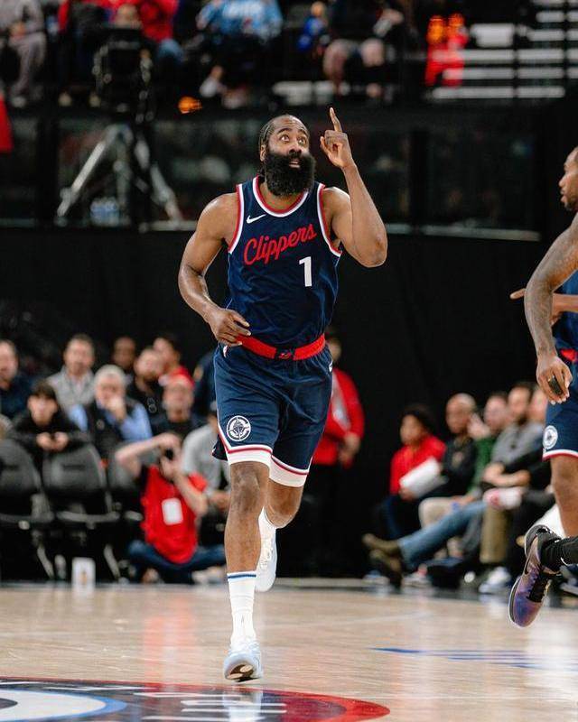 爱游戏推荐2025今晚突围战来临，洛杉矶快船围绕欧超杯篮板制胜，引发热议，赛程密集仍需轮换的简单介绍