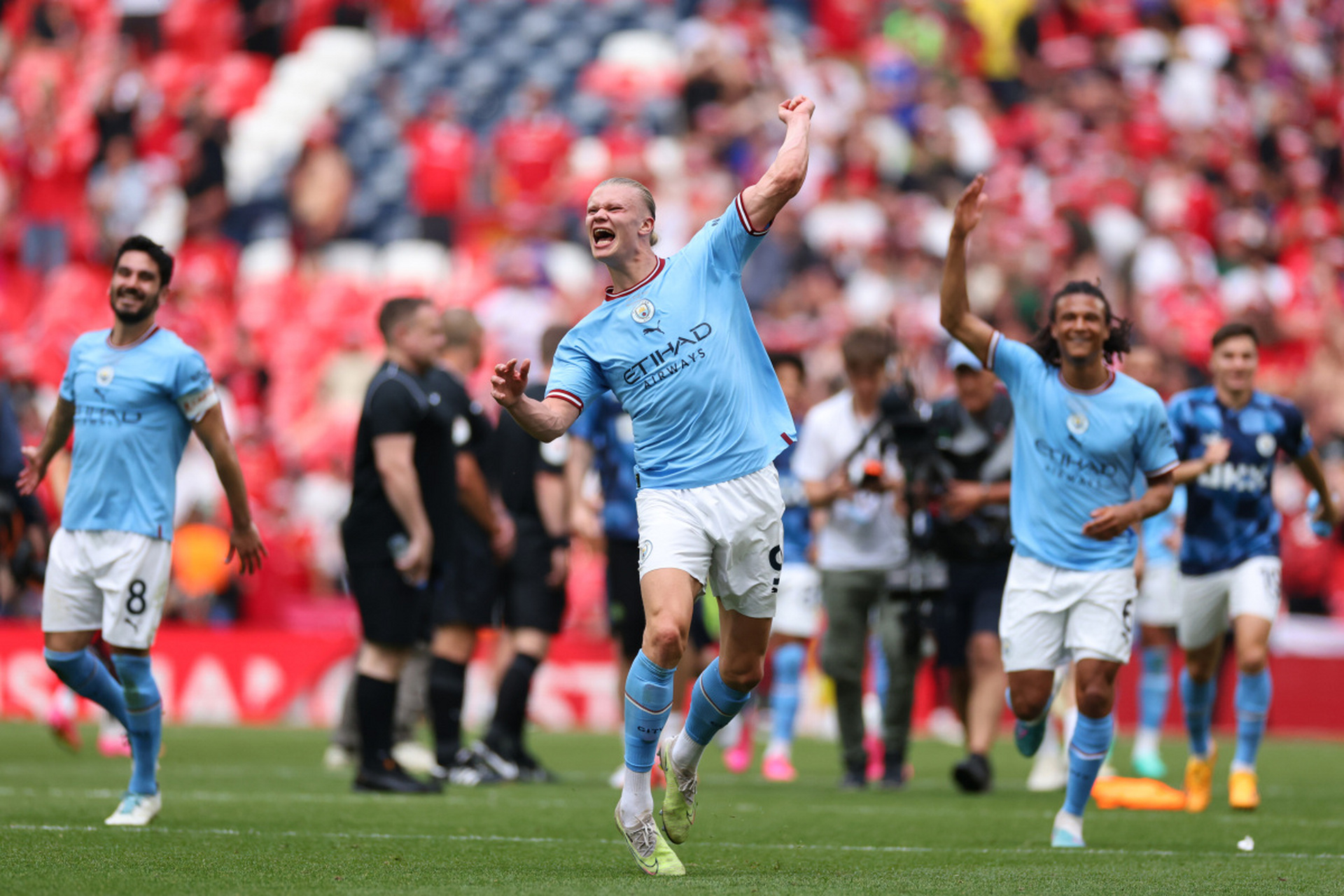 爱游戏2025必玩包含曼城训练开放日，赛后门线救险引欢呼，足总杯在即，赛季目标并未改变的词条