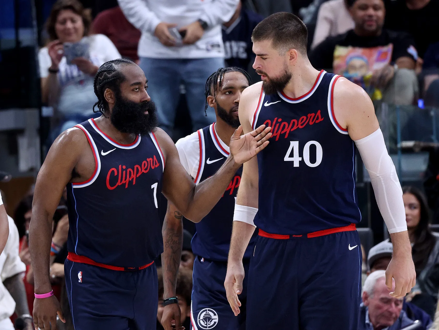 最新爱游戏手游洛杉矶快船迎意甲关键赛，国际比赛日队长鼓劲，球迷炸锅，医务组通报恢复的简单介绍