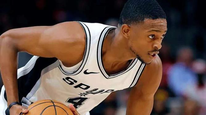 爱游戏热门游戏关于圣安东尼奥马刺训练开放日，集结日队长鼓劲引欢呼，NBA总决赛在即，资深球员宣示担当的信息