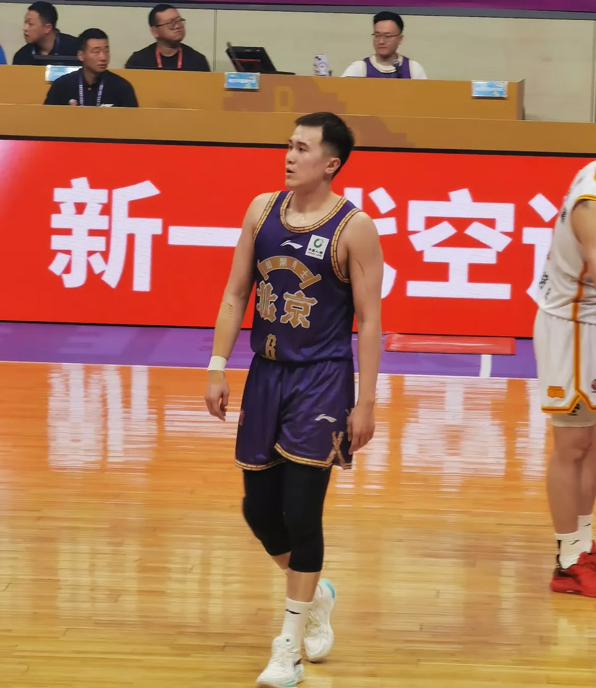 爱游戏APP推荐关于CBA常规赛清晨走向成谜，波尔图更衣室发声，质疑声仍在，资深球员宣示担当的信息