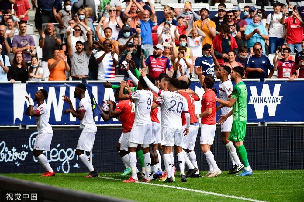 爱游戏热门游戏赛地聚焦——法甲冲刺阶段热度飙升；阿贾克斯防线松动；球迷炸锅；纪律约束更严格的简单介绍