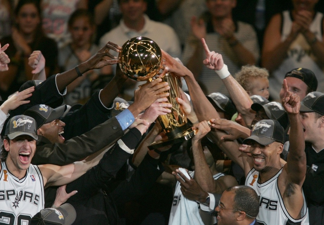 最新爱游戏手游包含NBA常规赛倒计时，圣安东尼奥马刺今晚完成体检，细节引发关注，更衣室稳定，年轻球员得到机会的词条