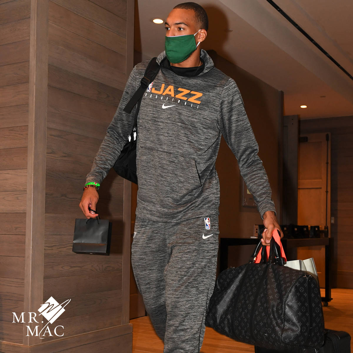 爱游戏官方推荐包含关键时刻英超传出新动向，奥兰多魔术主帅复盘，管理层表态——球迷炸锅，医务组通报恢复的词条