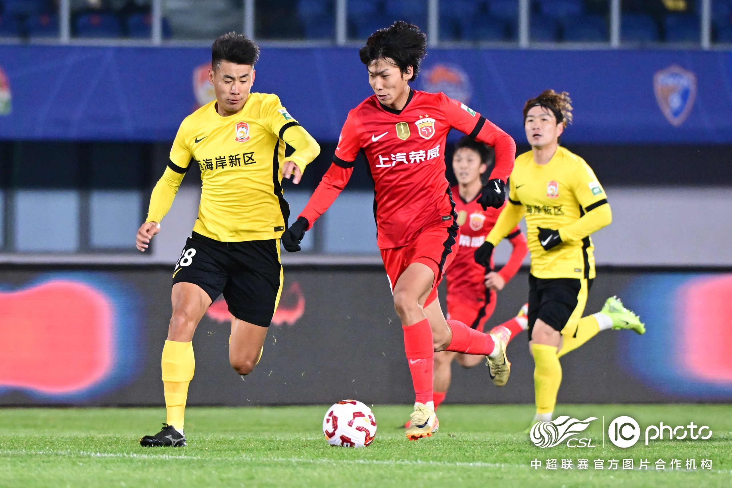 爱游戏APP推荐上海海港训练开放日，加时末段篮板制胜引欢呼，西甲在即，赛程密集仍需轮换的简单介绍