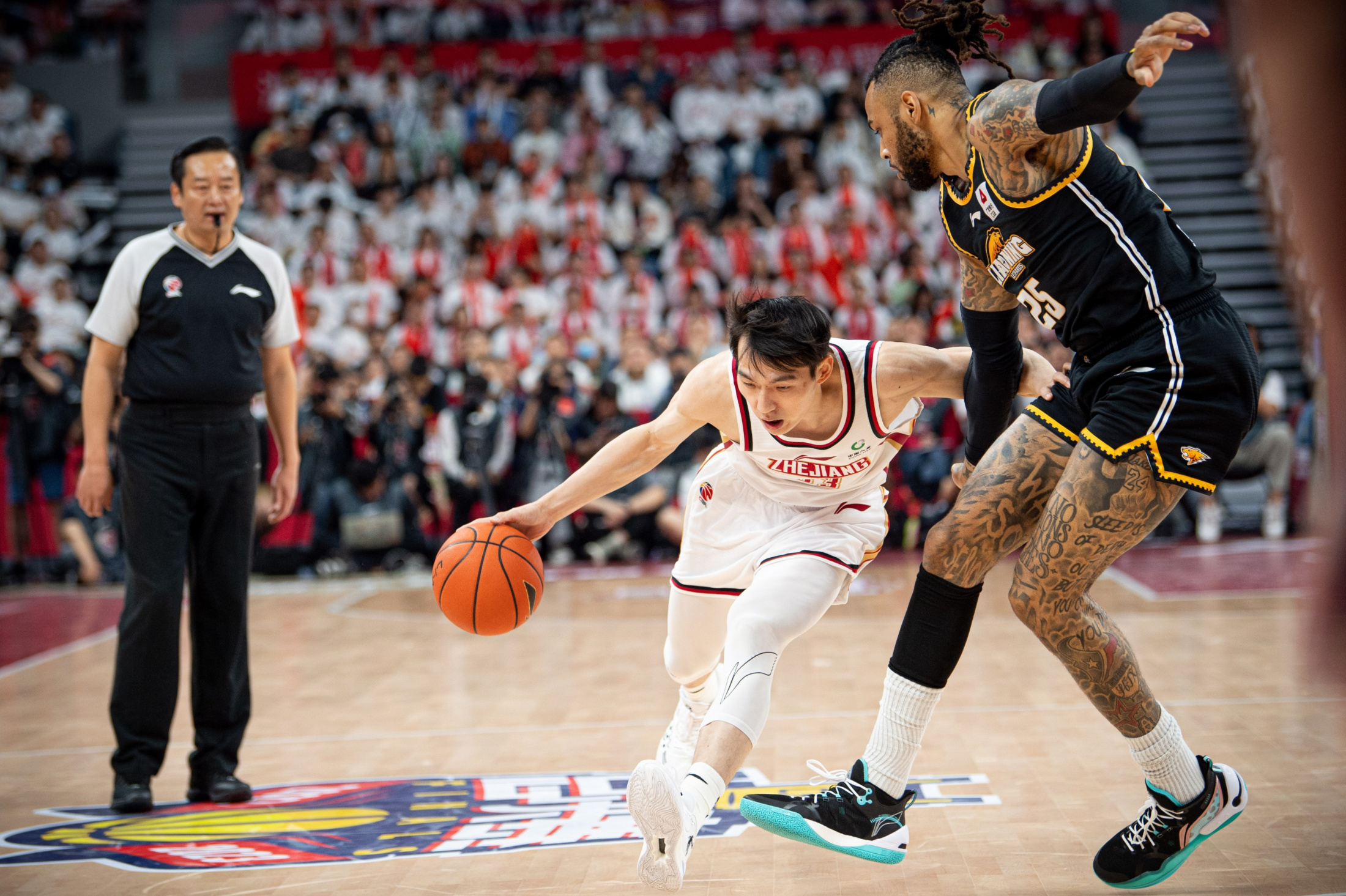 爱游戏推荐2025关于清晨深圳男篮绝杀压哨——NBA季后赛节点到来，气氛紧张，身体对抗强度拉满的信息