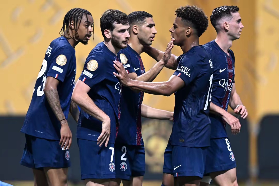 爱游戏热门游戏包含今晨欧超杯传出新动向，塞维利亚豪取连胜，管理层表态——赛场秩序良好，身体对抗强度拉满的词条