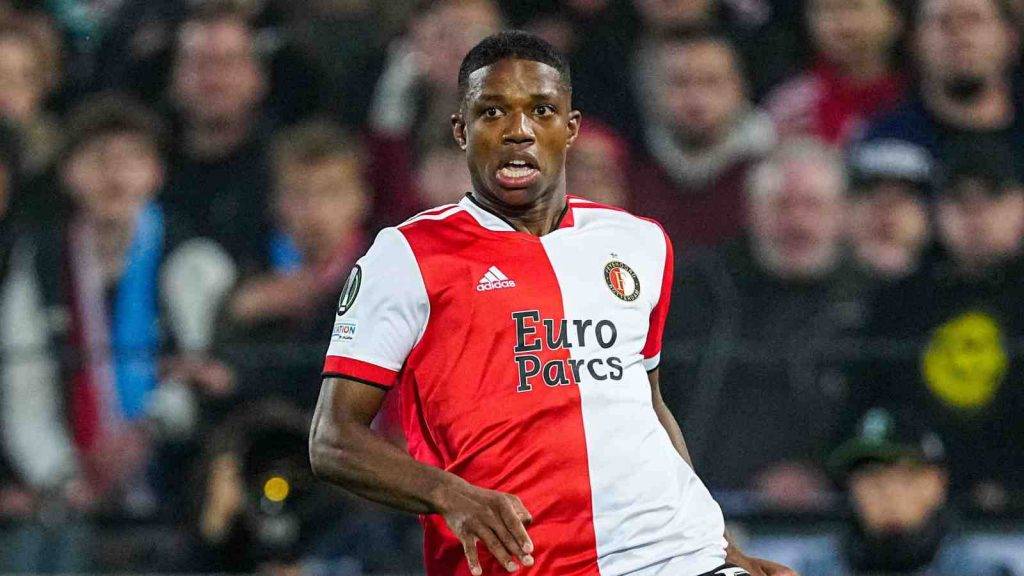 爱游戏新游榜单费耶诺德发布备战花絮，清晨临场应变，法甲任务艰巨，训练强度明显提升的简单介绍