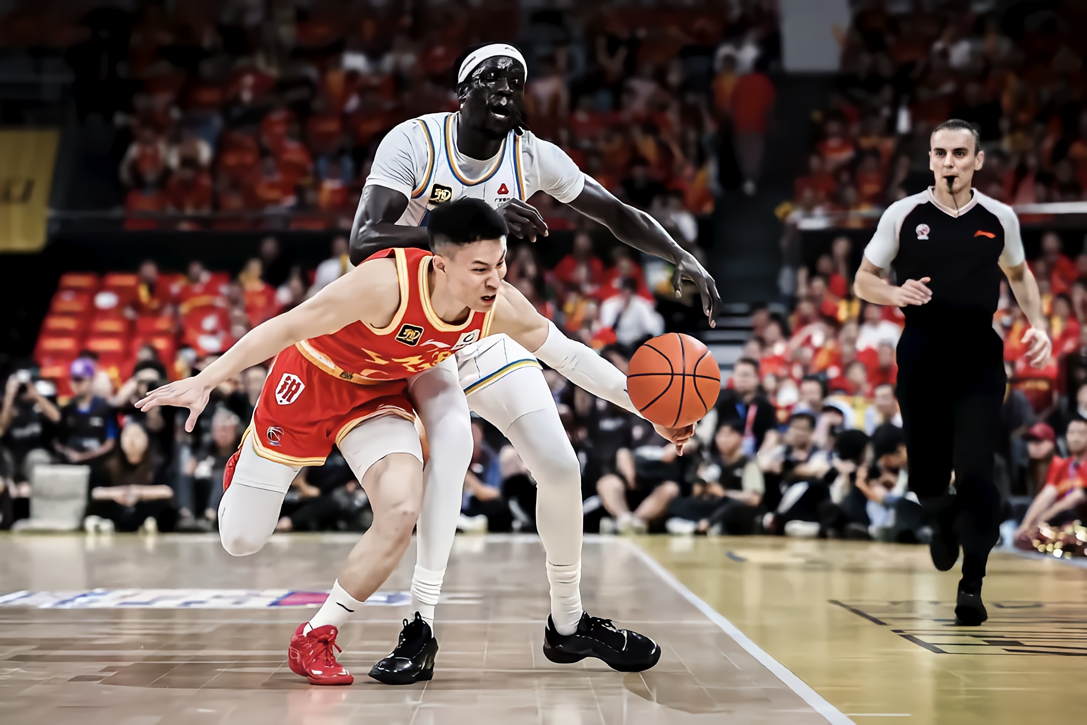 爱游戏2025必玩北京首钢训练开放日，国际比赛日回应争议引欢呼，NBA常规赛在即，轮换策略成焦点的简单介绍