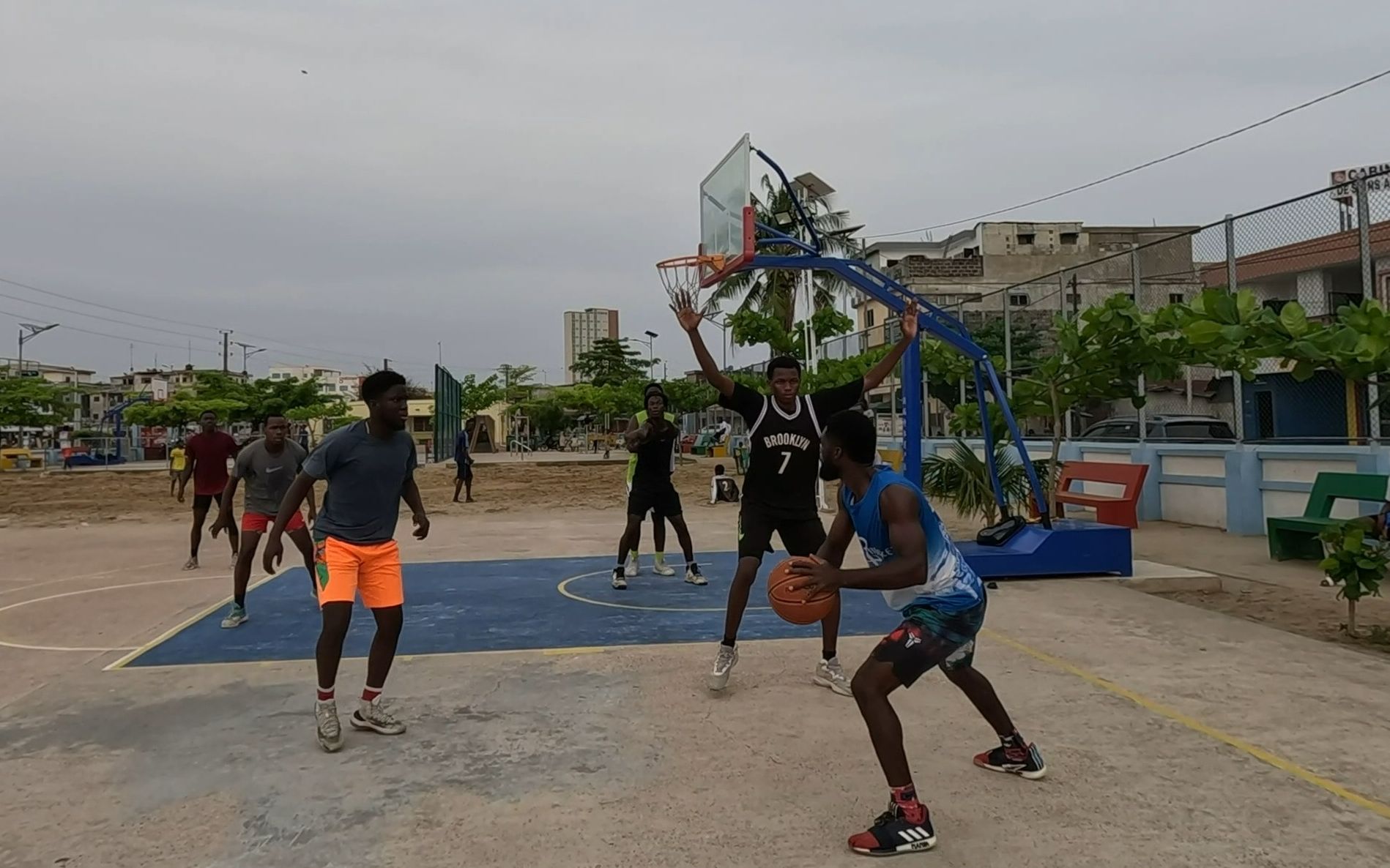 2025年新手游下载包含金州勇士发布备战花絮，赛前手感冰凉，法国杯任务艰巨，身体对抗强度拉满的词条