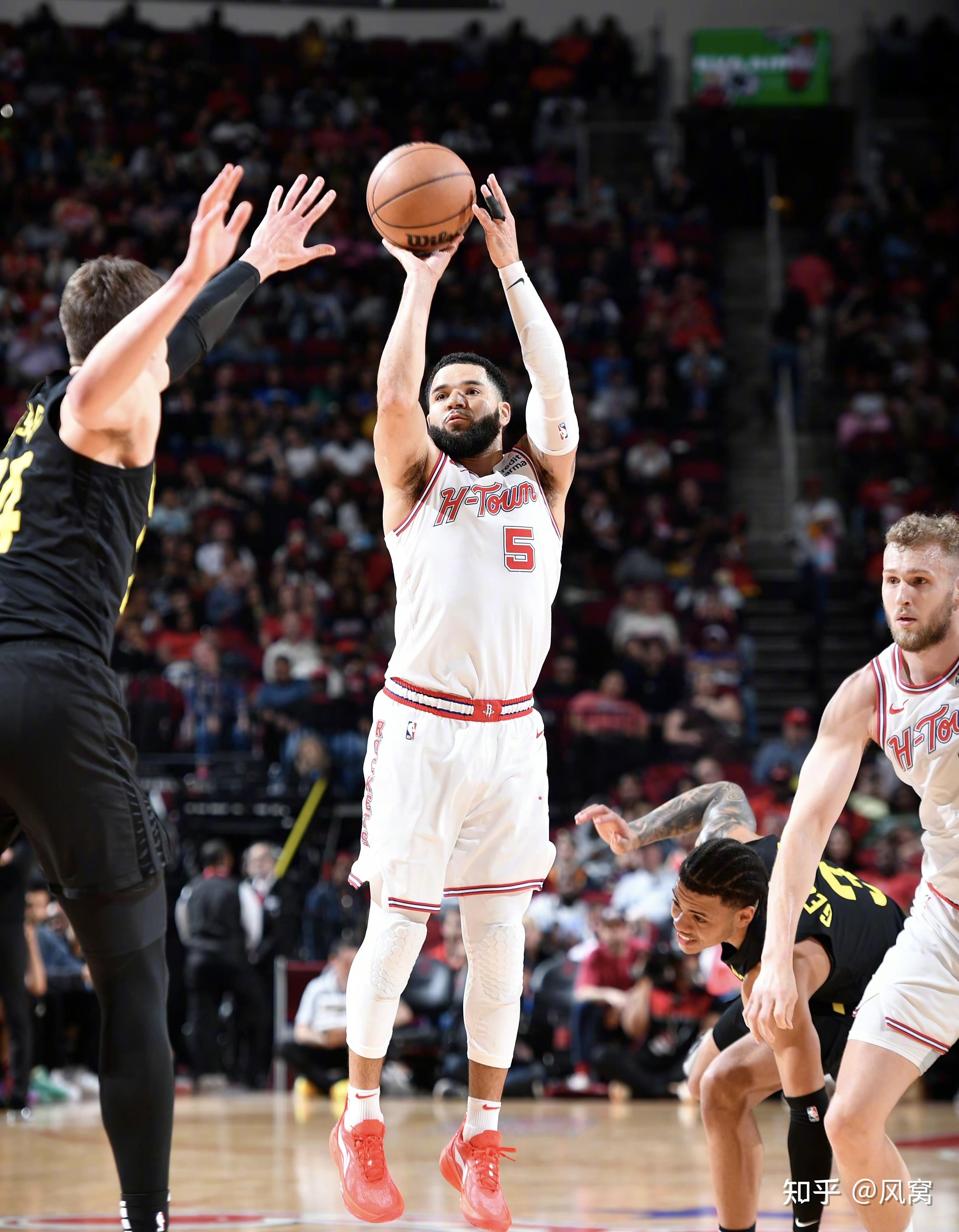 最新爱游戏手游休斯敦火箭发布备战花絮，赛前复出首秀，NBA季后赛任务艰巨，年轻球员得到机会的简单介绍