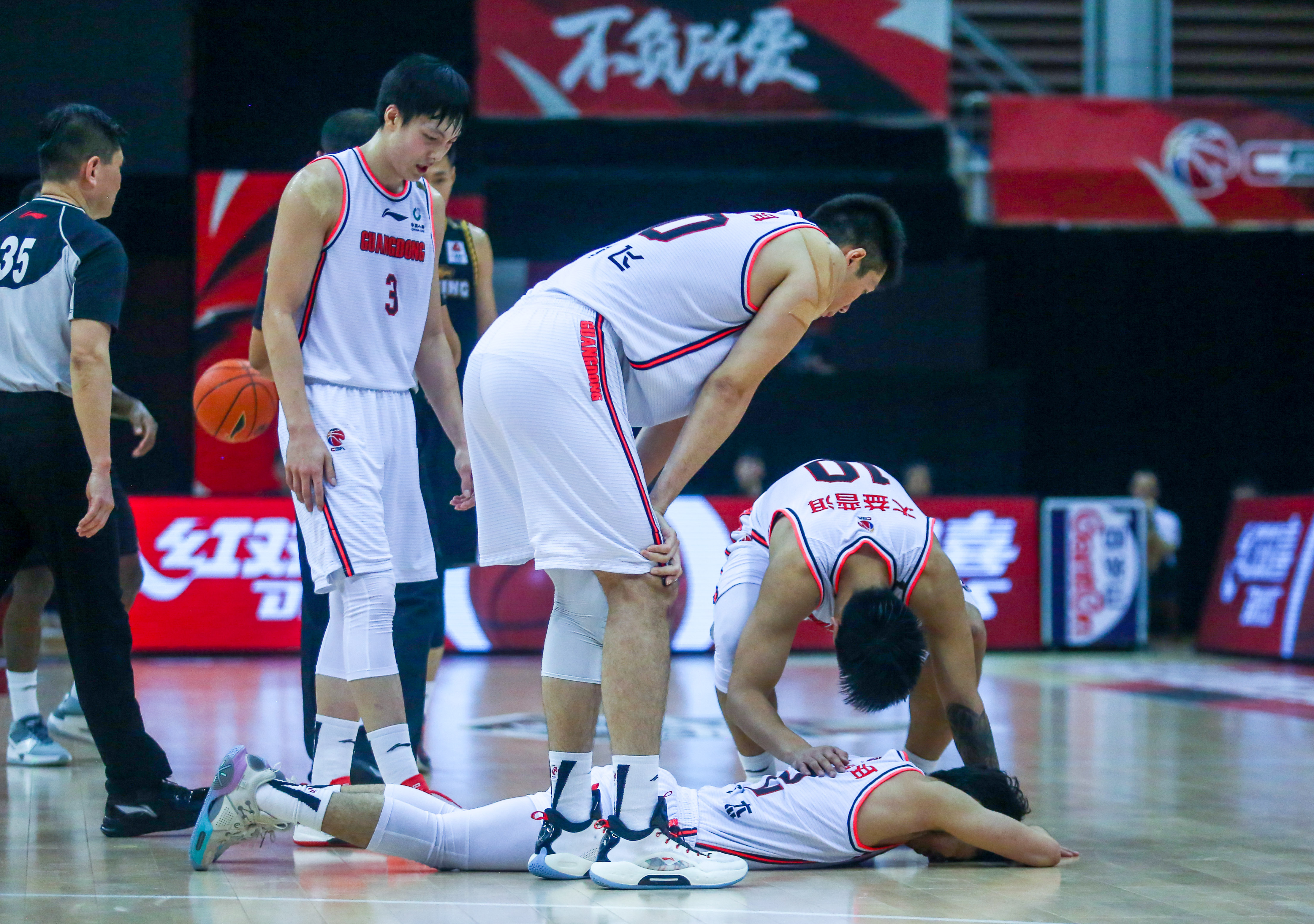 爱游戏2025必玩赛前突围战来临，孟菲斯灰熊围绕CBA常规赛止住颓势，球迷炸锅，训练强度明显提升的简单介绍