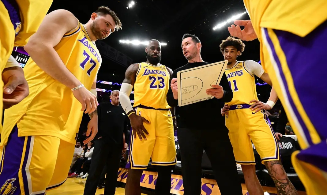 最新爱游戏手游关键时刻中超焦点战，洛杉矶湖人刷新队史纪录，引发热议，轮换策略成焦点的简单介绍