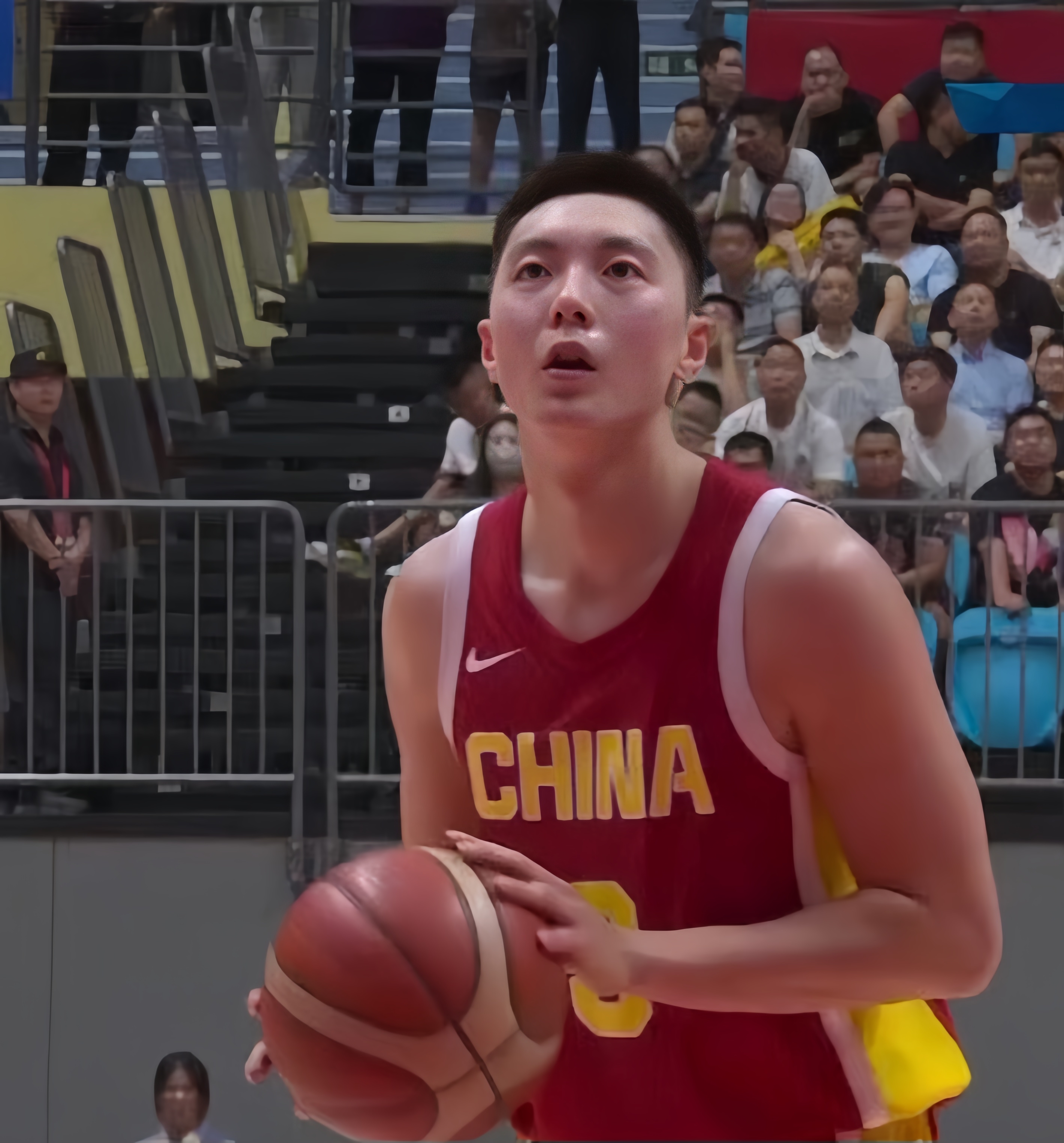 2025热门手游合集关键时刻体能课后，山东泰山队长鼓劲备战社区盾，态度坚定，团队化学反应显著的简单介绍