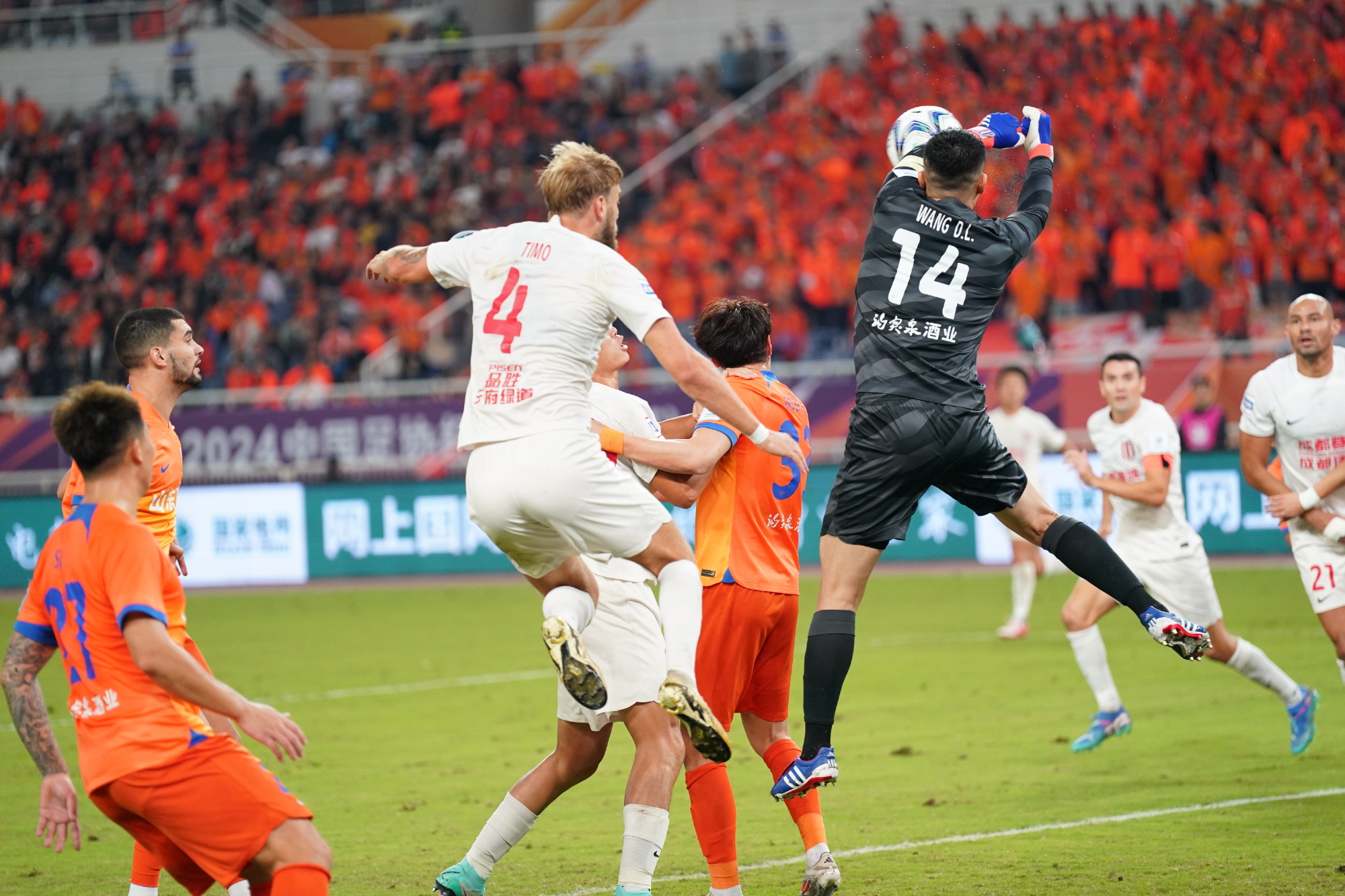 成都蓉城迎欧冠关键赛；冲刺阶段门线救险；质疑声仍在；纪律约束更严格的简单介绍