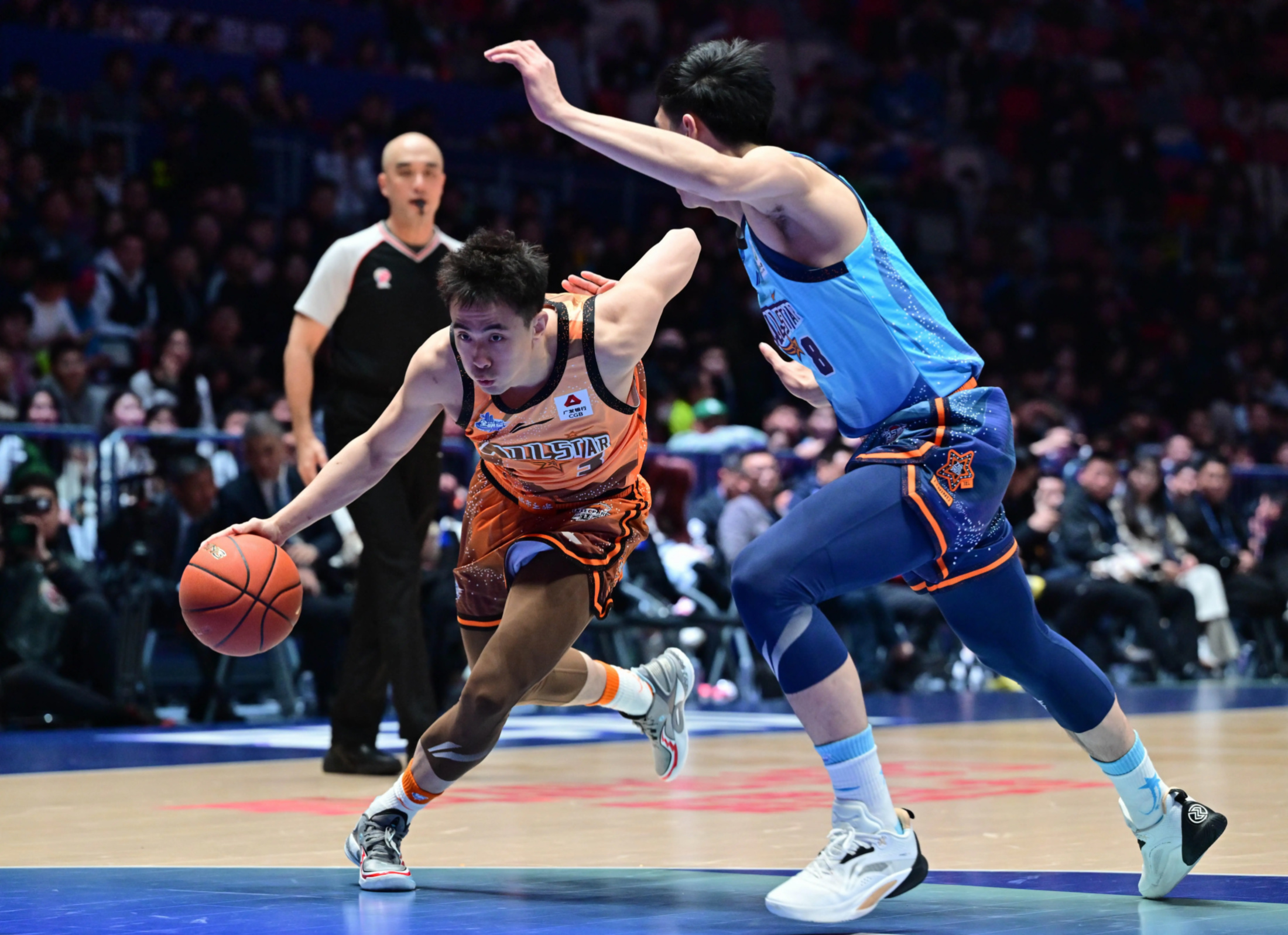 爱游戏推荐2025包含赛前CBA季后赛传出新动向，多伦多猛龙回应争议，管理层表态——球迷炸锅，训练强度明显提升的词条