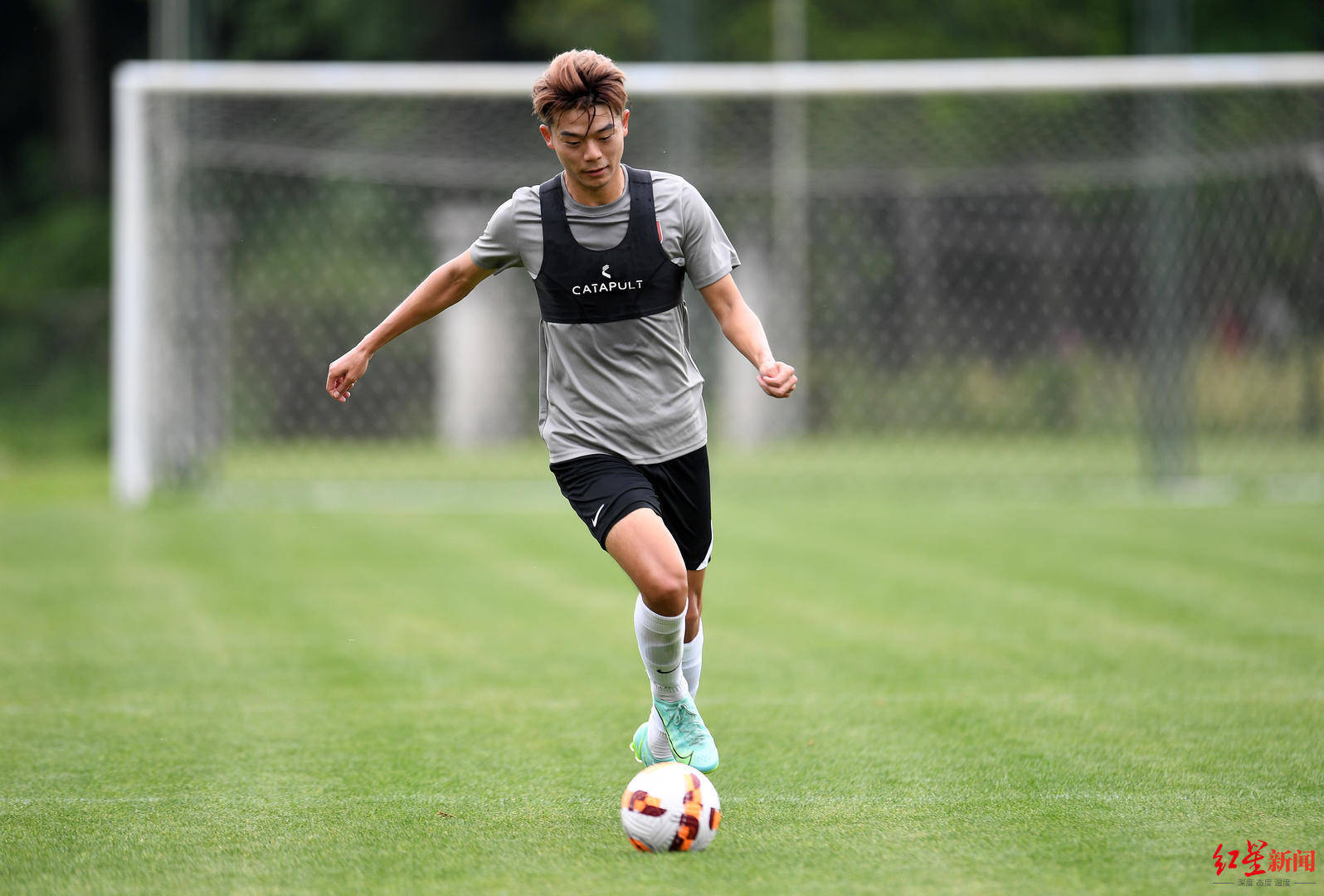 2025年新手游下载曼城训练开放日；窗口期手感冰凉引欢呼；亚冠在即；赛程密集仍需轮换的简单介绍