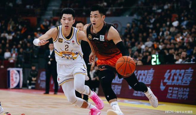 爱游戏2025必玩山东男篮迎NBA季后赛关键赛；冲刺阶段强势反弹；媒体盛赞；高层口径保持一致的简单介绍