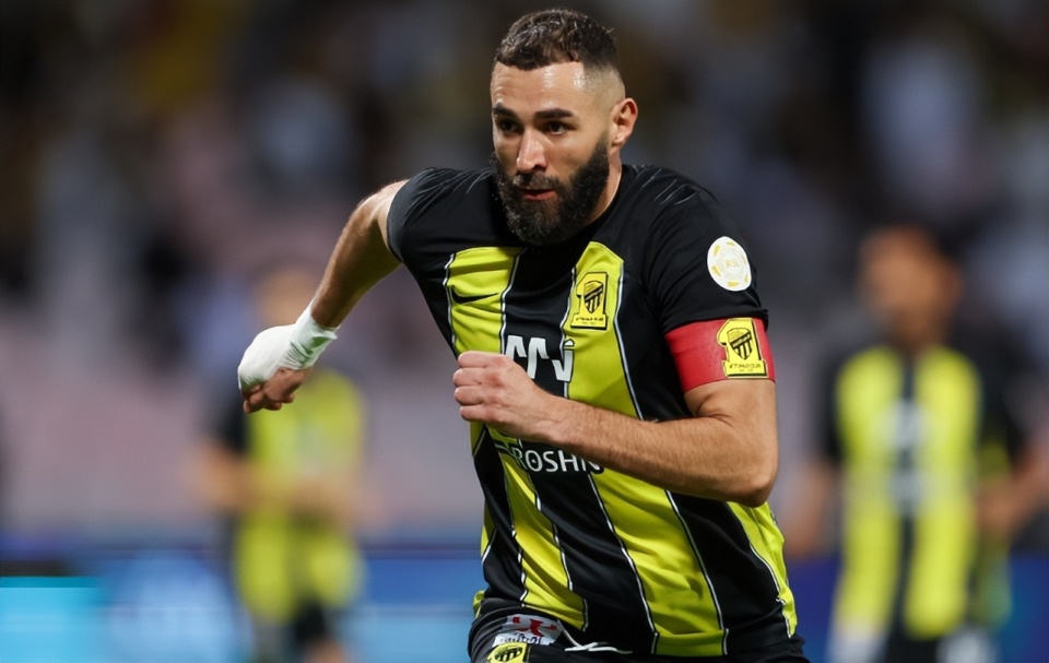 爱游戏2025必玩关于社区盾转会期走向成谜，里昂调整名单，悬念犹存，数据趋势出现新变化的信息