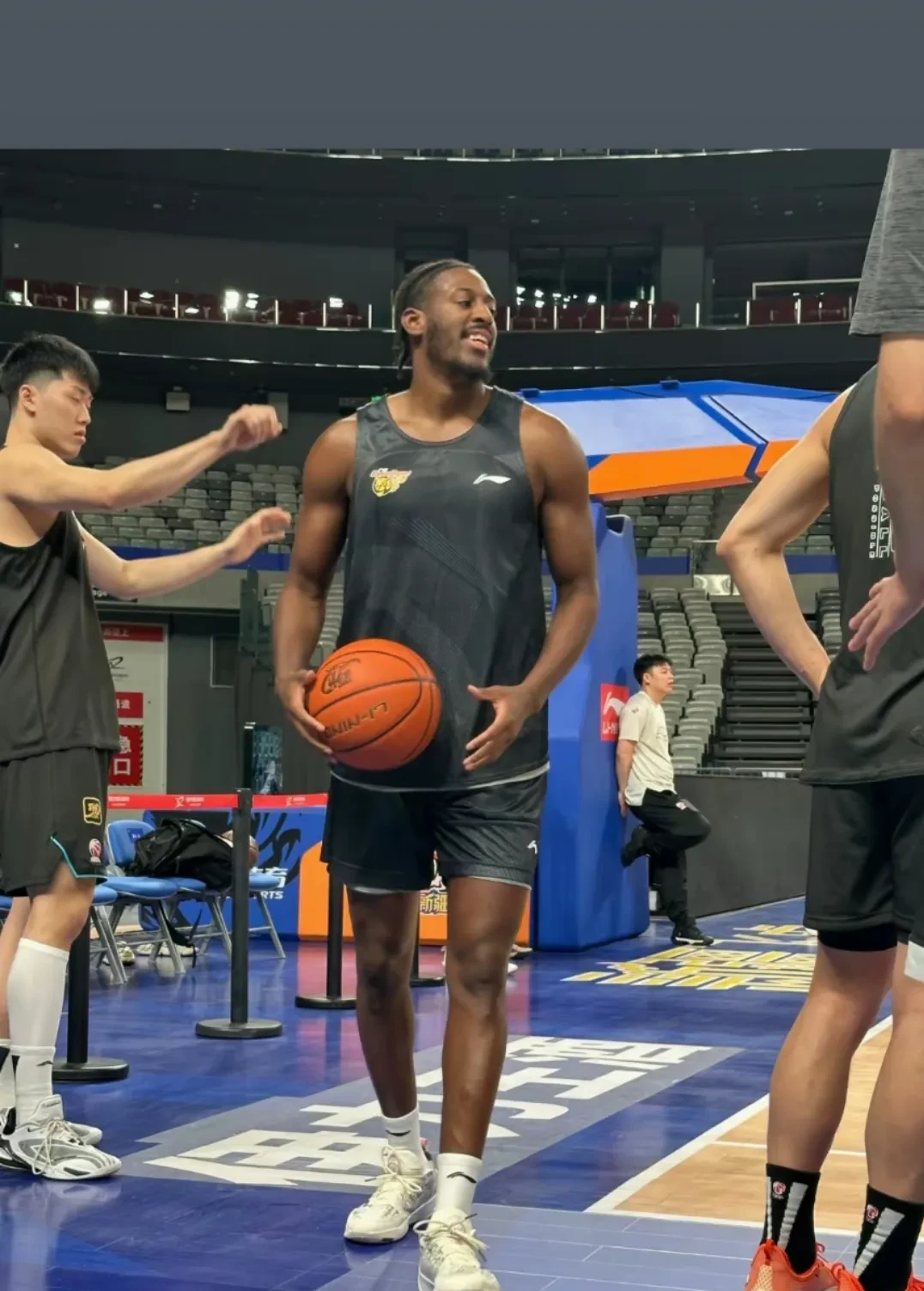 爱游戏精品手游合集关于阿贾克斯发布备战花絮，赛前战术微调，CBA季后赛任务艰巨，控场能力受关注的信息