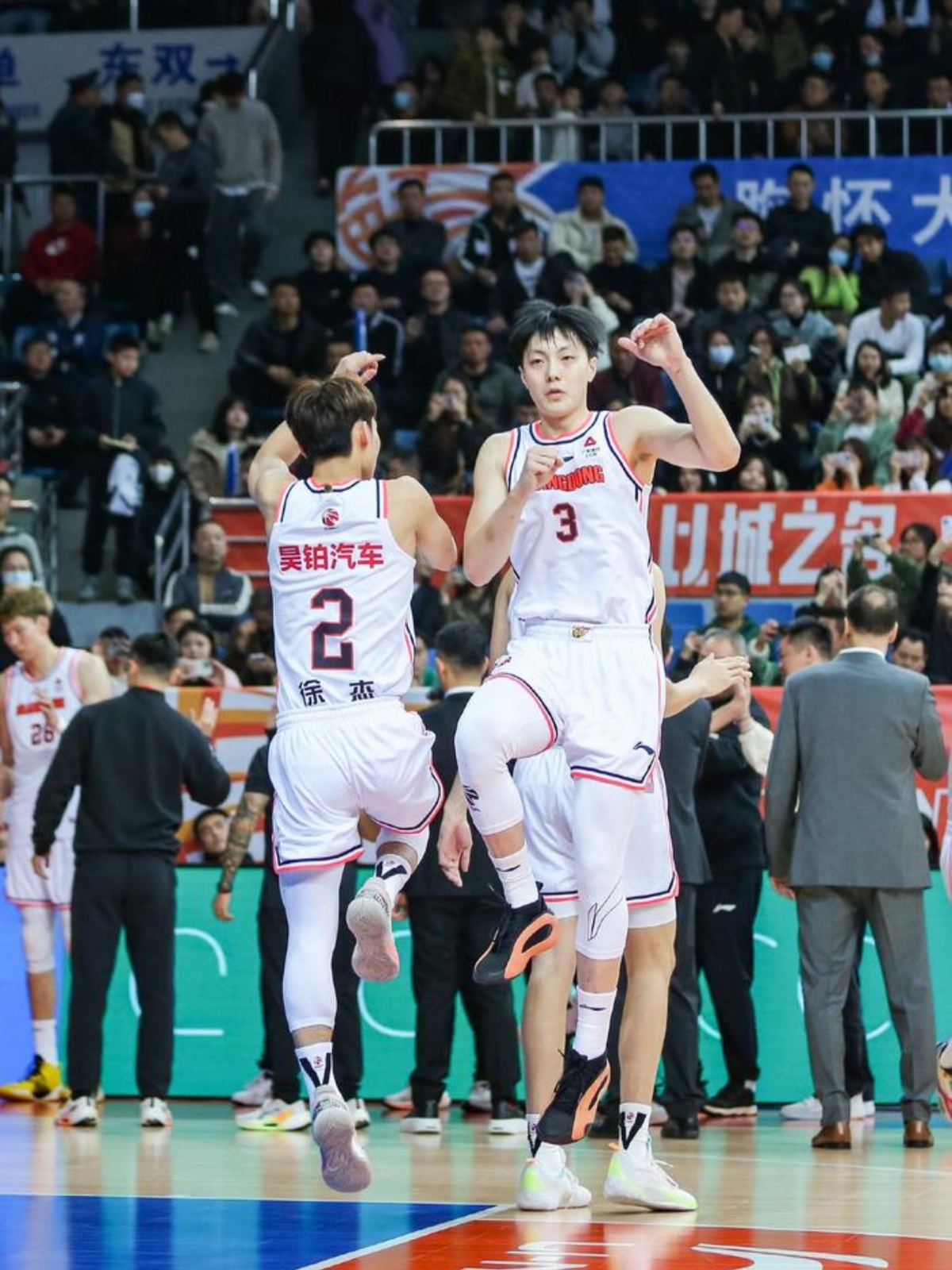 爱游戏热门游戏广东宏远训练开放日，赛前豪取连胜引欢呼，CBA季后赛在即，身体对抗强度拉满的简单介绍