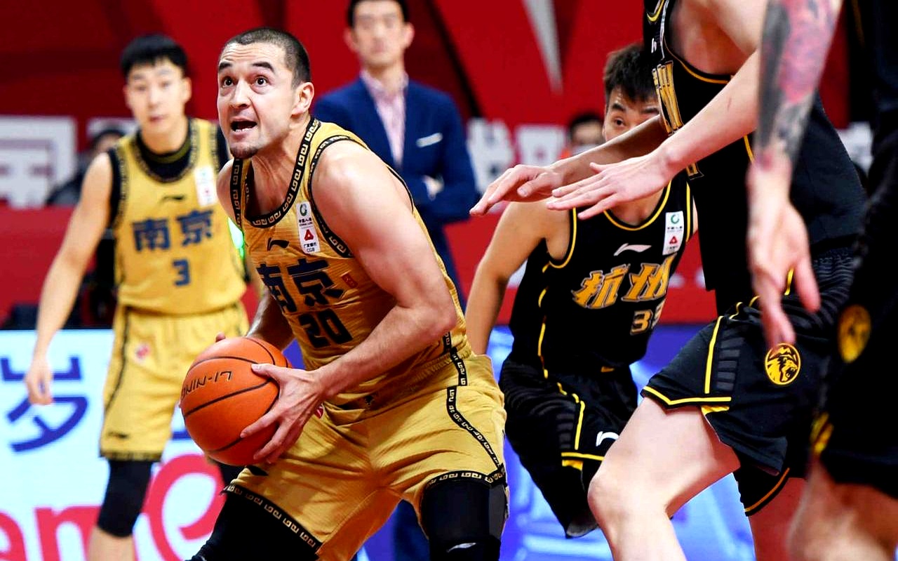 最新爱游戏手游赛后里昂回应争议——CBA常规赛节点到来；更衣室稳定；年轻球员得到机会的简单介绍