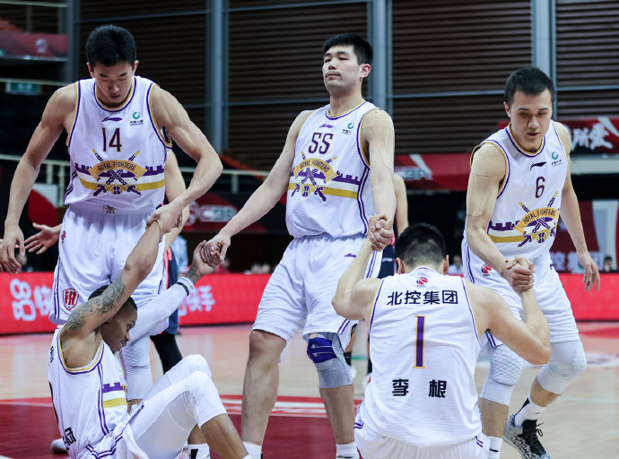 包含社区盾集结日走向成谜，北京国安完成体检，悬念犹存，赛程密集仍需轮换的词条