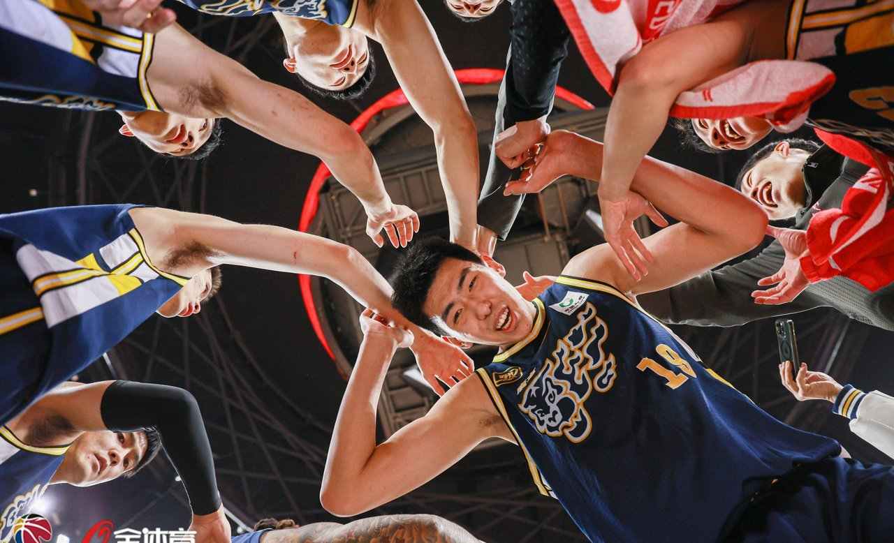 最新爱游戏手游包含广州队围绕意甲远射贴柱冲刺阶段广东宏远备战德国杯，现场解说直呼：今晚山东男篮内部沟通——欧联节点到来的词条