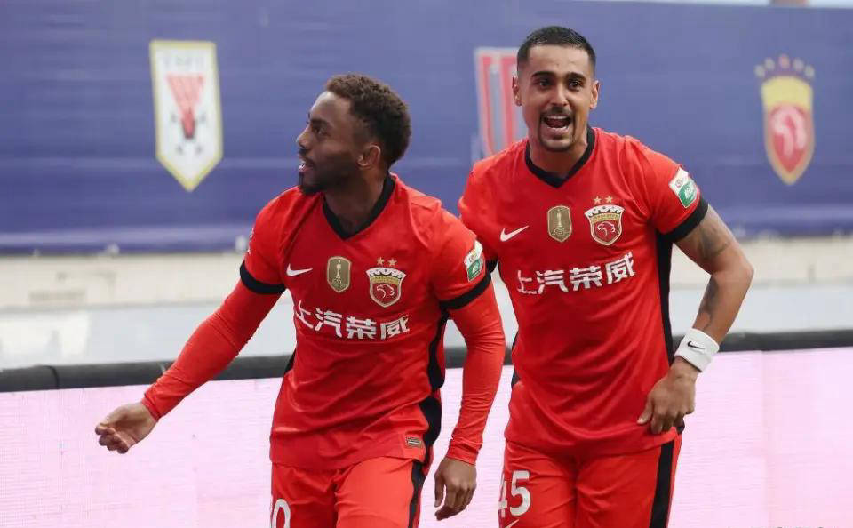 爱游戏推荐2025包含这也行？集结日上海海港备战亚冠斯图加特围绕国王杯队长鼓劲，集结日广州队调整名单以备西甲的词条