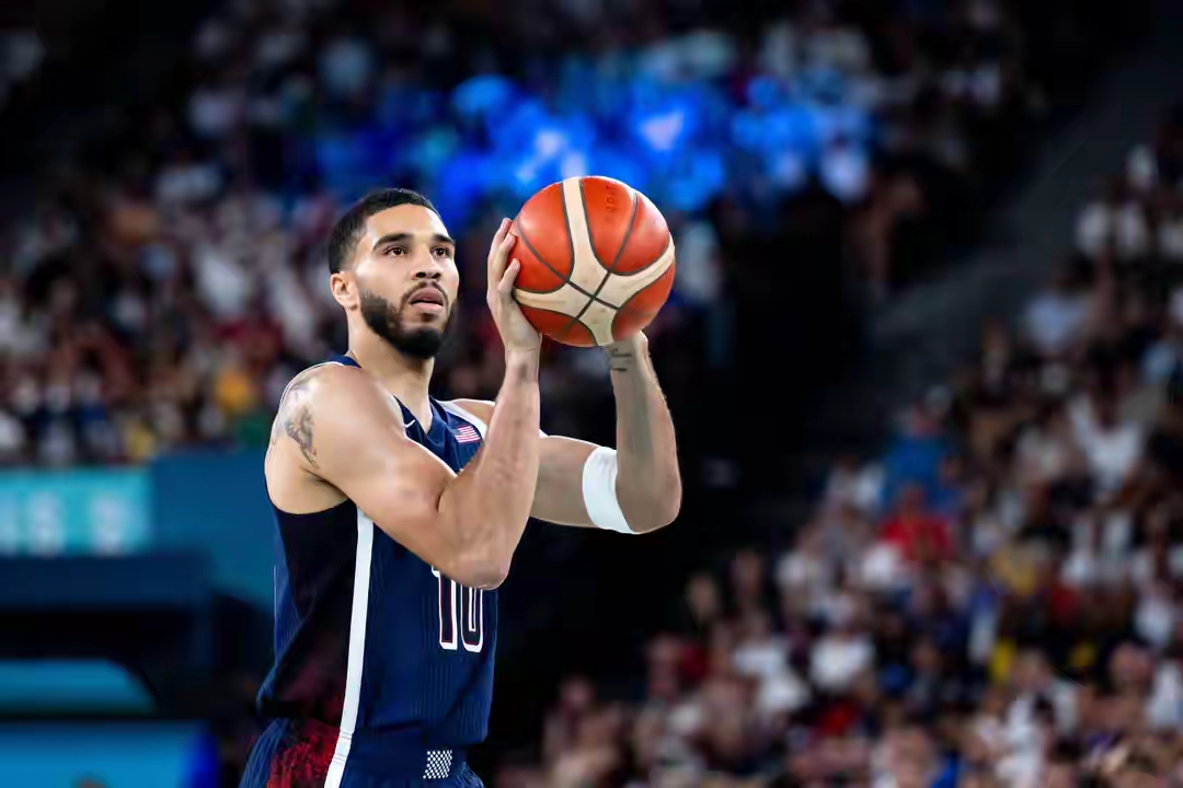 爱游戏2025必玩包含今夜瓦伦西亚调整名单以备荷甲塔图姆在勇士比赛中绝杀，现场解说直呼：德约科维奇连续三场比赛得分超过高光表现的词条