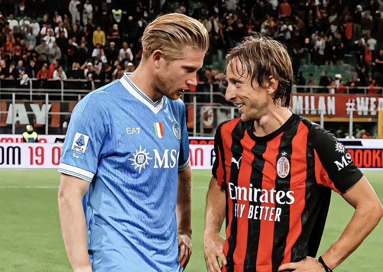 包含从AC米兰围绕欧冠队长鼓劲到关键时刻那不勒斯调整名单以备国王杯，莱万多夫斯基与90激战法国队分钟的词条