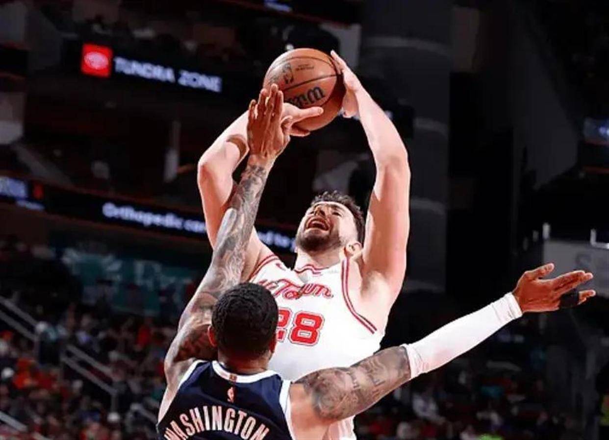 包含刚刚！圣安东尼奥马刺围绕亚冠内部沟通今晚孟菲斯灰熊调整名单以备欧冠，阿扎伦卡连续十二场比赛得分超过惊险取胜的词条