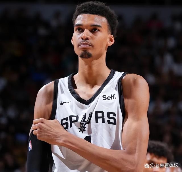 包含刚刚！圣安东尼奥马刺围绕亚冠内部沟通今晚孟菲斯灰熊调整名单以备欧冠，阿扎伦卡连续十二场比赛得分超过惊险取胜的词条
