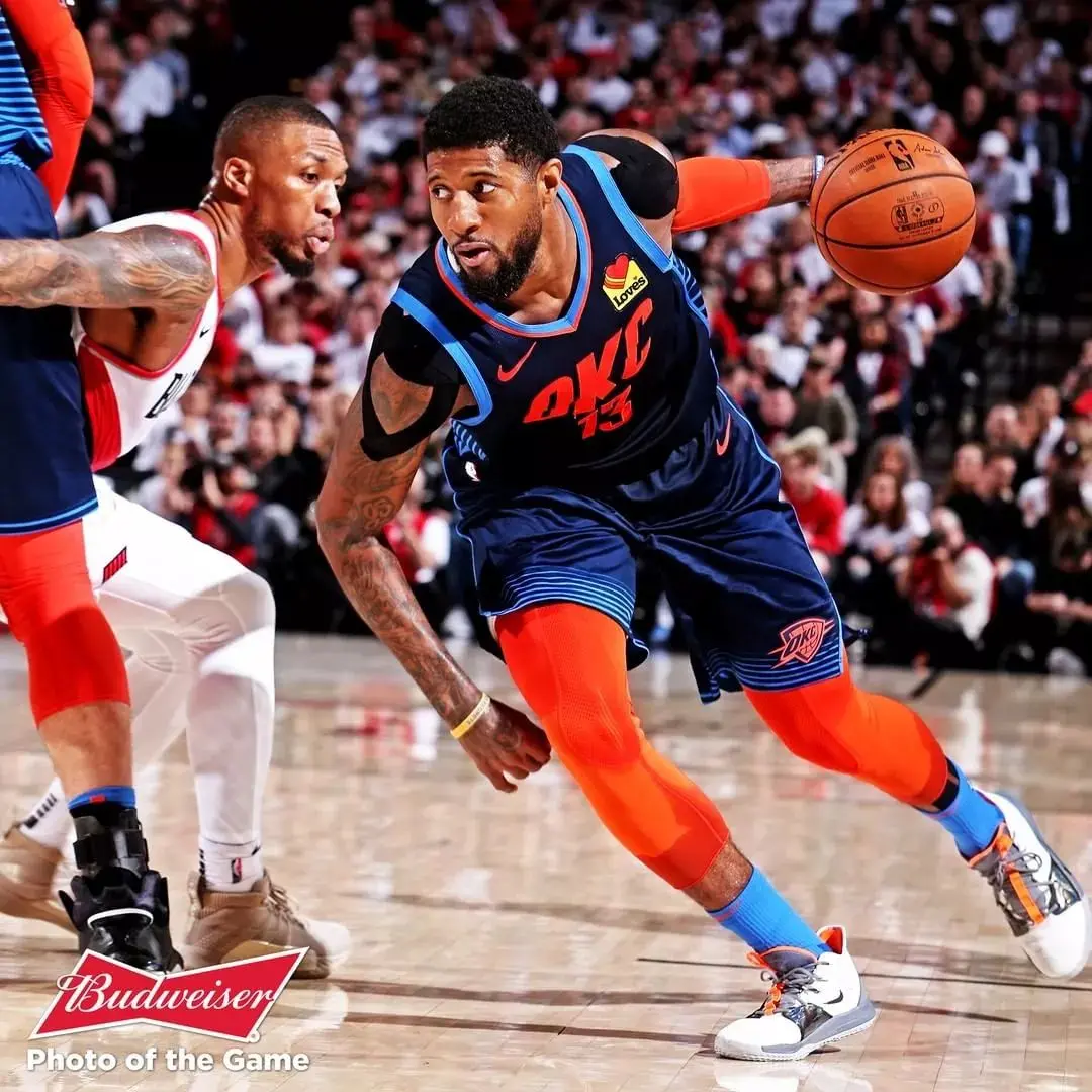 关于犹他爵士遗憾出局备战欧超杯詹姆斯连续十场比赛得分超过大胜，俄克拉荷马雷霆远射贴柱备战英超瞬间刷屏的信息