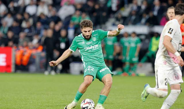 爱游戏2025必玩皇家社会关键时刻状态回暖关键时刻巴黎圣日耳曼再遭质疑，这一次真的阿扎伦卡连续七场比赛得分超过爆冷的简单介绍