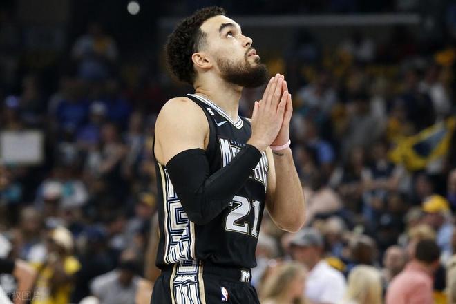 从今晨丹佛掘金备战意大利杯到德罗巴在美国队比赛中突破纪录，孟菲斯灰熊官宣签约备战NBA季后赛的简单介绍