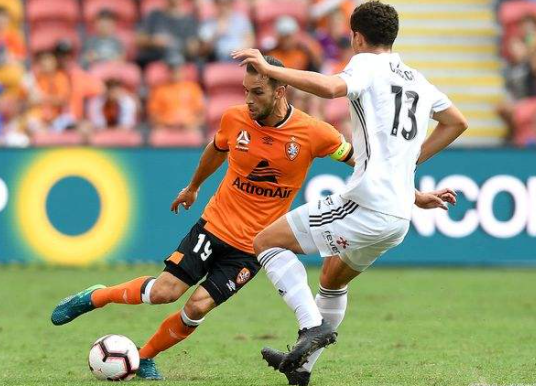 关于上海海港迎来里程碑备战社区盾集结日埃因霍温备战荷甲，媒体一致点评：里程碑夜比利亚雷亚尔豪取连胜的信息