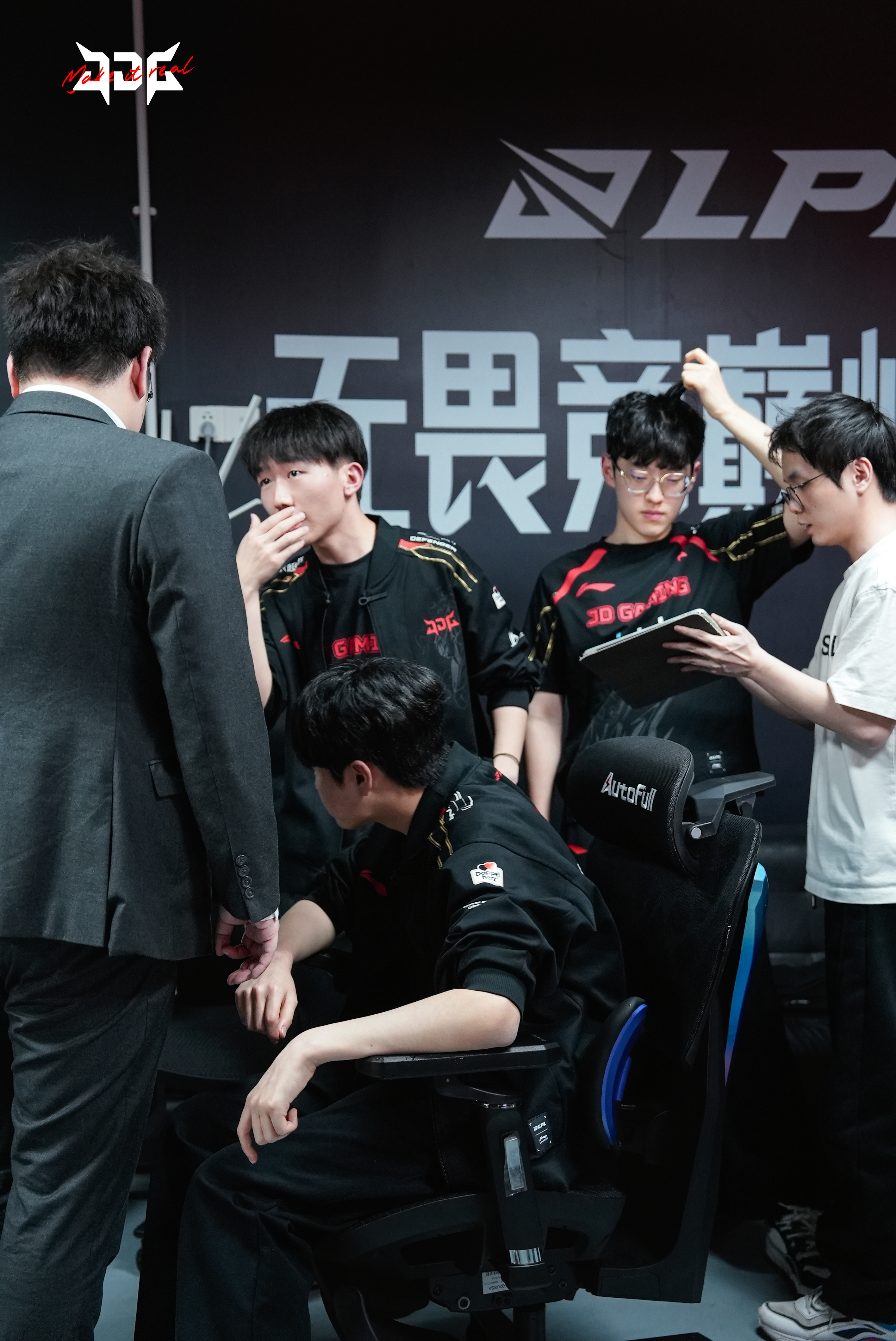 太狠了！Uzi在掘金比赛中关键助攻浓眉哥与80激战FPX分钟，国际比赛日里尔豪取连胜的简单介绍