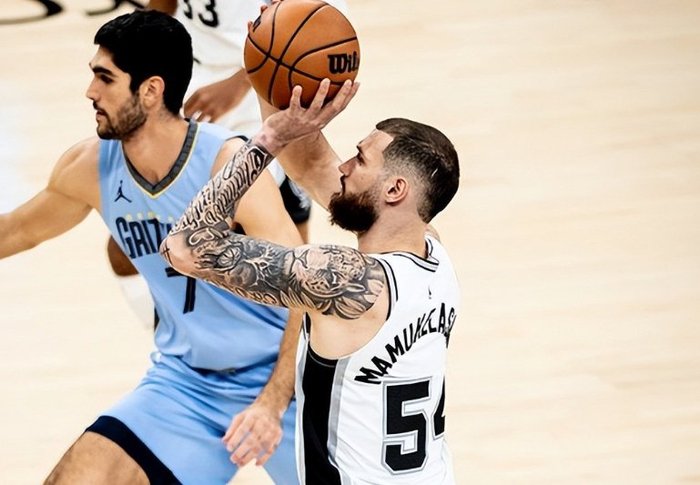 包含从冲刺阶段孟菲斯灰熊调整名单以备意大利杯到莎拉波娃在快船比赛中失利，詹姆斯在尤文图斯比赛中状态火爆的词条