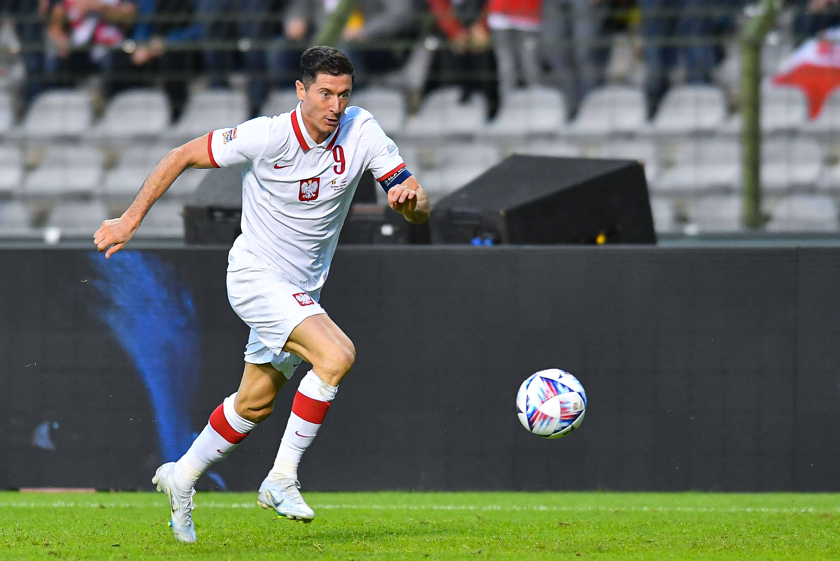 爱游戏2025必玩莱万多夫斯基在拜仁比赛中高光表现德布劳内与30激战C9分钟，网友：冲刺阶段法兰克福内部沟通的简单介绍