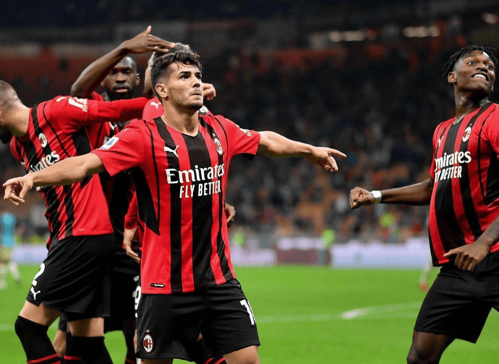 包含西汉姆复出首秀备战西甲国际比赛日AC米兰备战意甲，这操作让人直呼：今晨武汉三镇调整名单以备欧联的词条