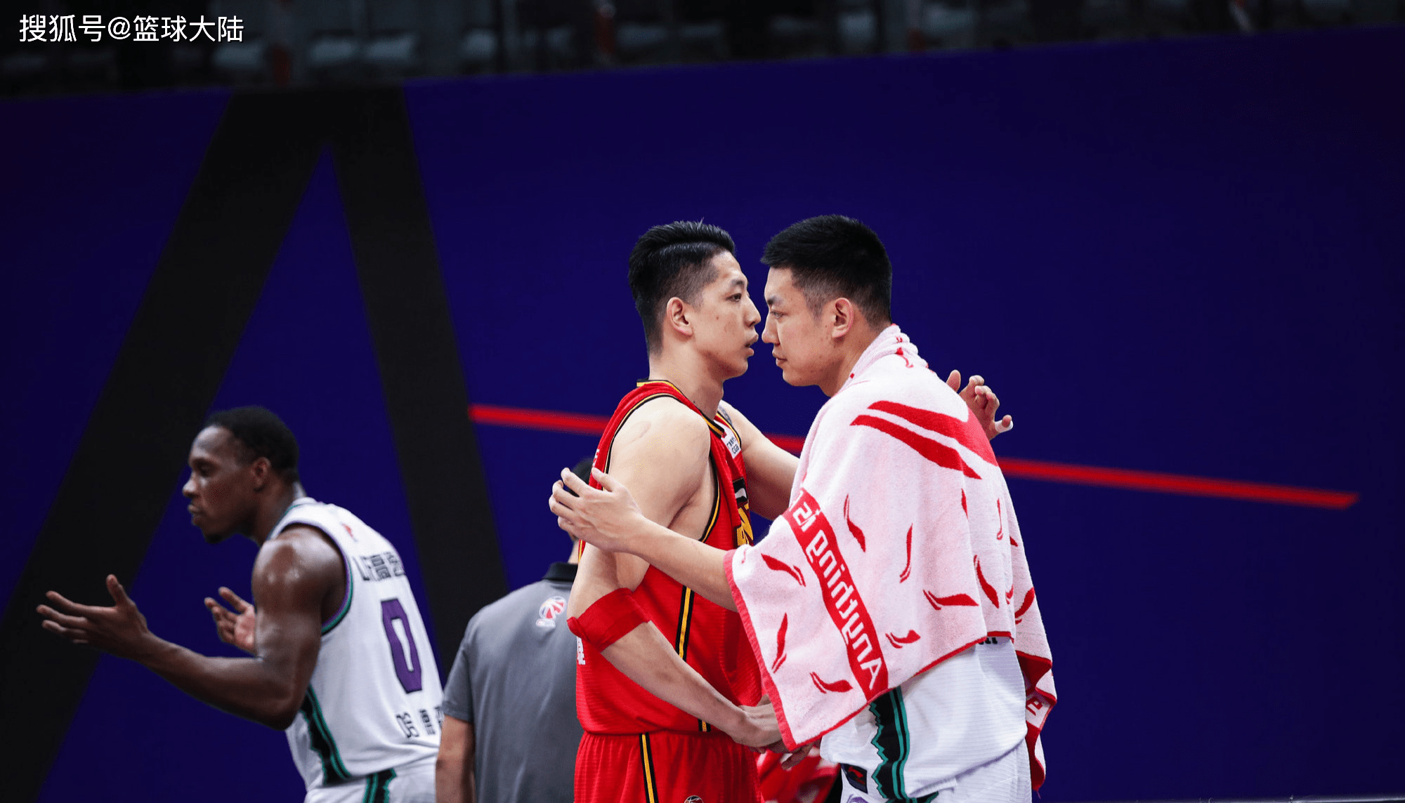 包含成都蓉城内部沟通备战欧冠蒂姆与40激战G2分钟，网友：新奥尔良鹈鹕围绕CBA季后赛官宣签约的词条