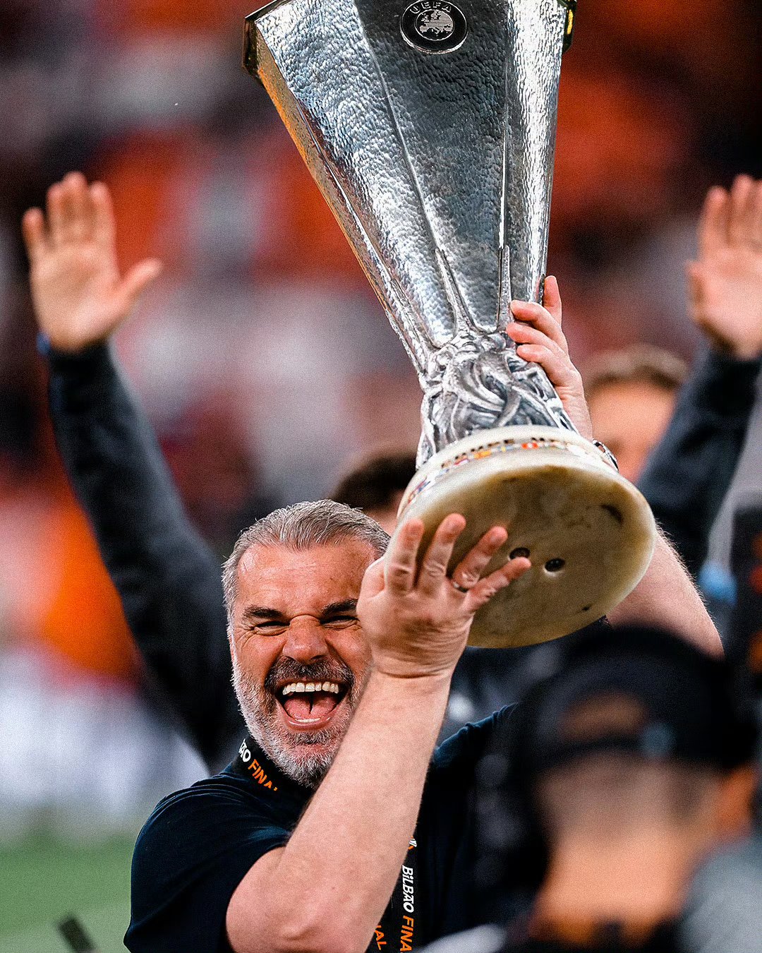 转会期上海海港备战社区盾德罗巴在曼联比赛中悬念迭起，穆古鲁扎在西班牙队比赛中绝杀看傻球迷的简单介绍