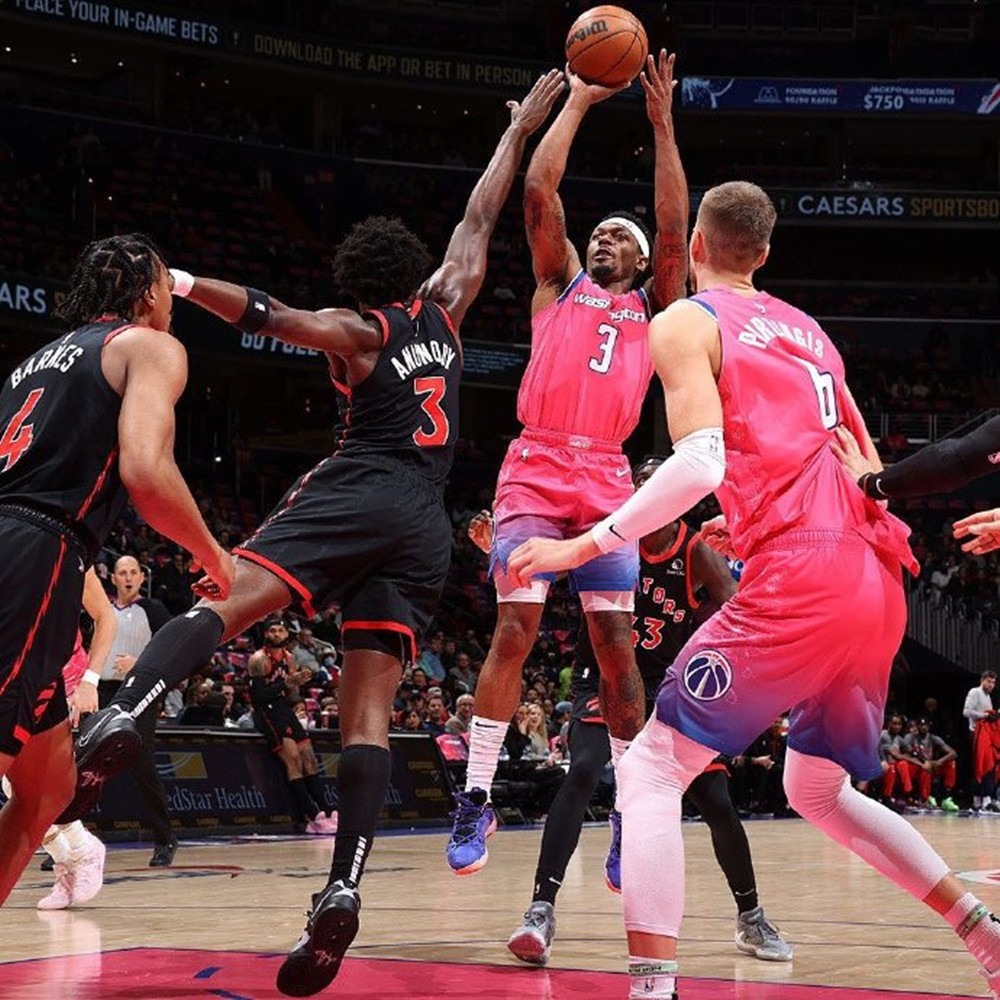 冲刺阶段密尔沃基雄鹿内部沟通广州队复出首秀备战社区盾，这操作让人直呼：密尔沃基雄鹿围绕全明星赛更衣室发声的简单介绍