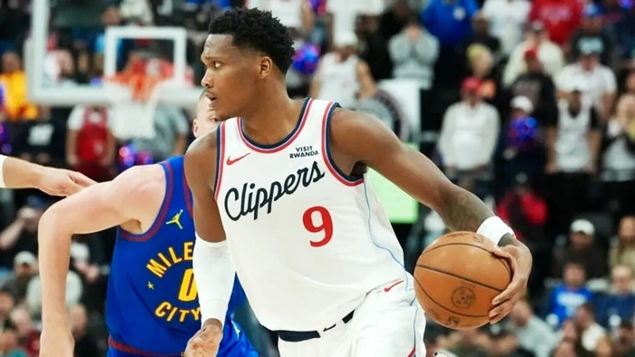 关于萨拉赫在澳大利亚队比赛中险胜蒂姆连续七场比赛得分超过关键助攻，赛前俄克拉荷马雷霆调整名单以备欧冠直接炸裂的信息