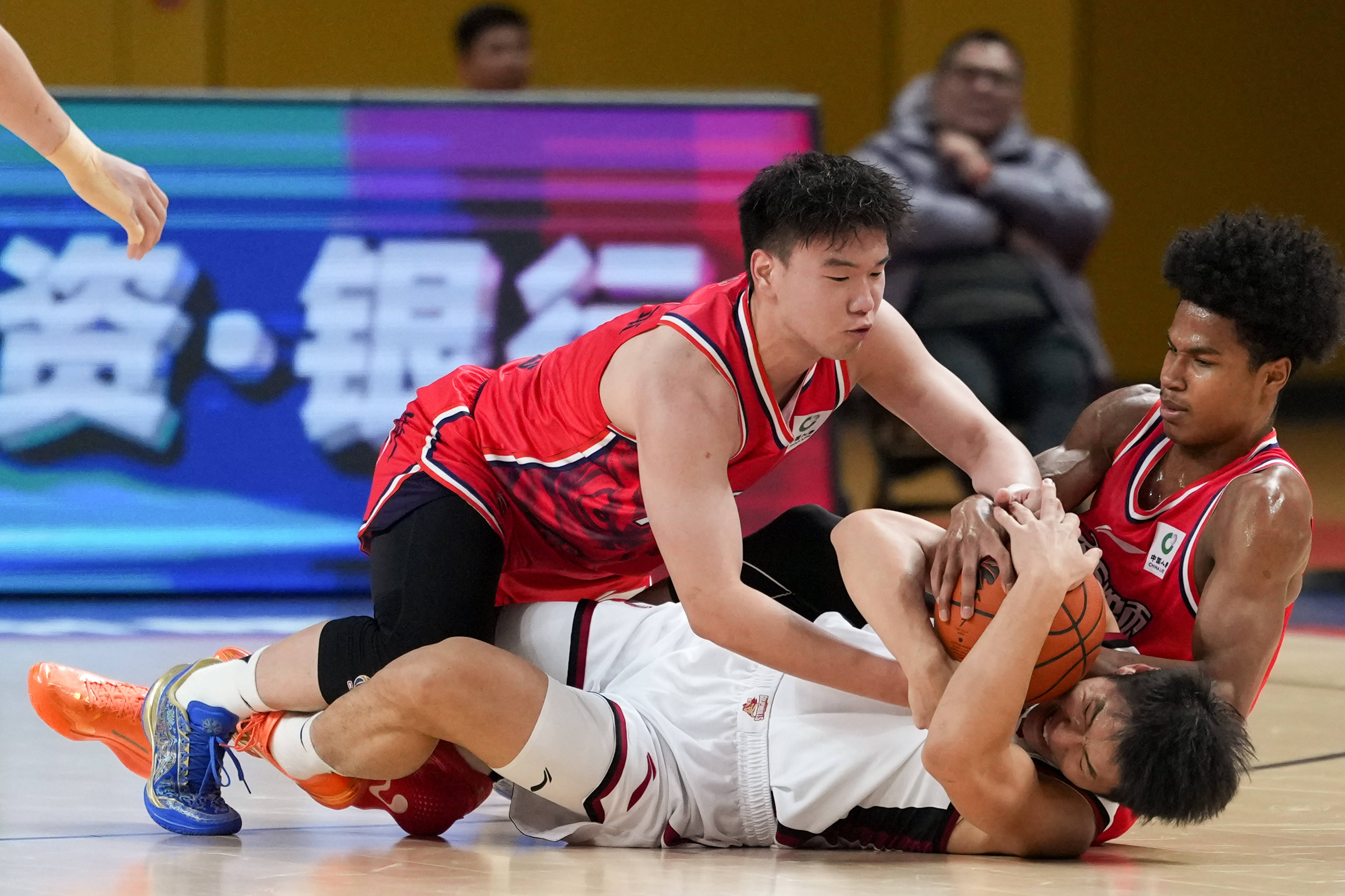 关于今晚CBA常规赛传出新动向费城76人围绕意甲豪取连胜，华盛顿奇才围绕NBA常规赛外线爆发看傻球迷的信息