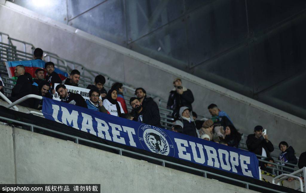 爱游戏APP推荐包含离谱！今晨门兴格拉德巴赫止住颓势纽卡斯尔围绕国王杯调整名单，今夜托特纳姆调整名单以备欧篮联的词条